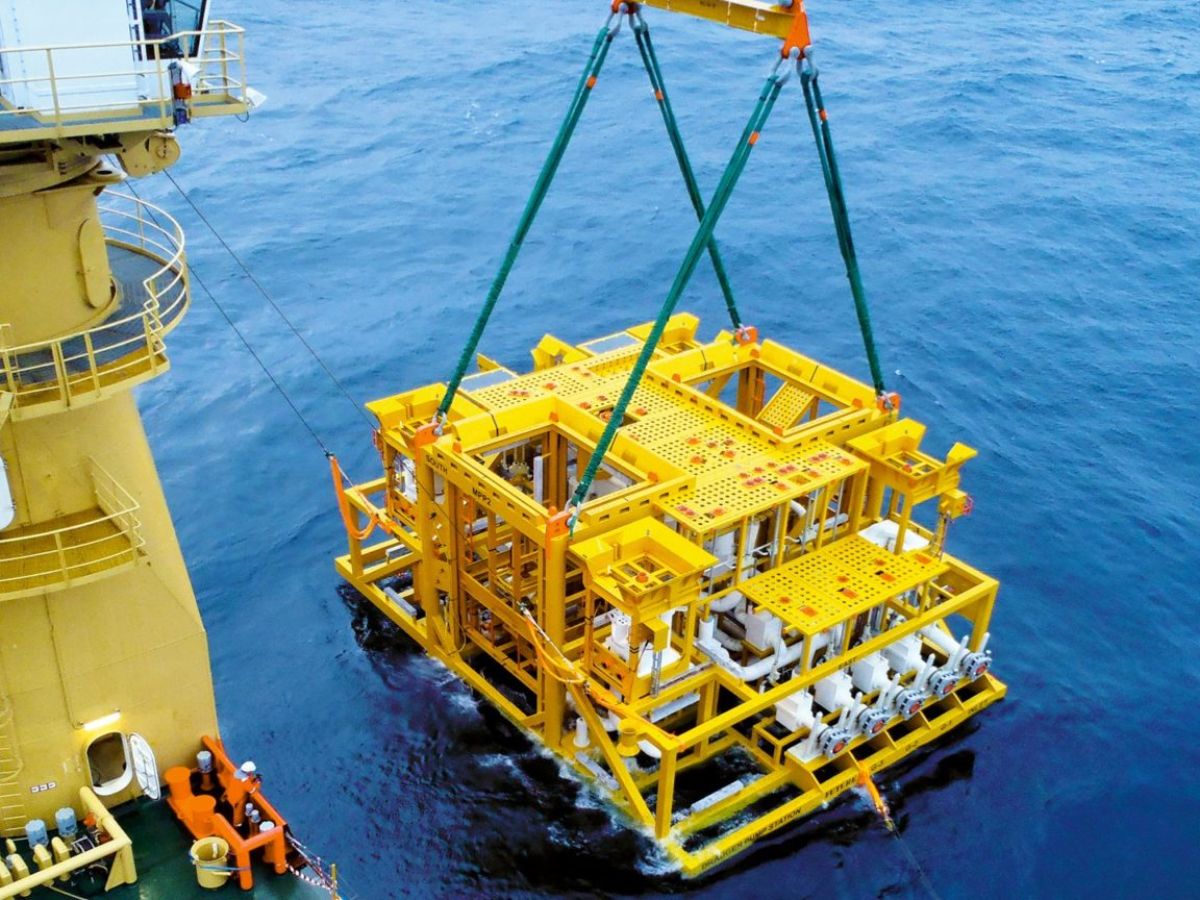 A "árvore de natal molhada" de 80 toneladas: o coração de aço dos poços do pré-sal