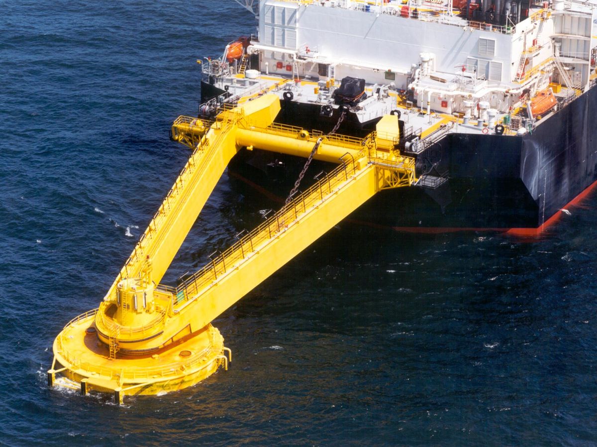 A "bóia de ancoragem" de 5.000 toneladas: os segredos da torre que permite a um navio-plataforma girar 360 graus