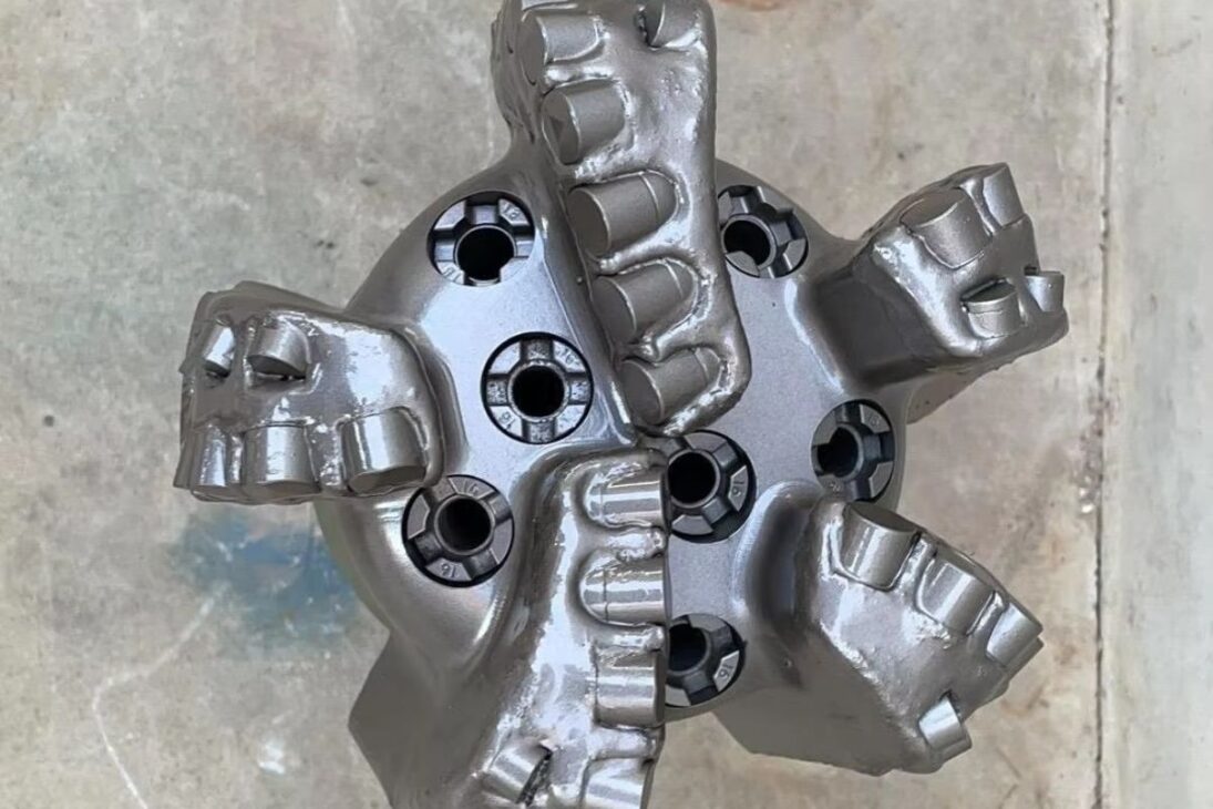 A exploração de petróleo no pré-sal brasileiro é uma das operações de engenharia mais complexas do mundo. Para alcançar as reservas, é preciso vencer um abismo de mais de 7.000 metros, uma jornada que começa com uma broca de perfuração de um poço do Pré-Sal. Essa ferramenta é a ponta de lança de um ecossistema tecnológico que a Petrobras desenvolveu para superar desafios extremos.