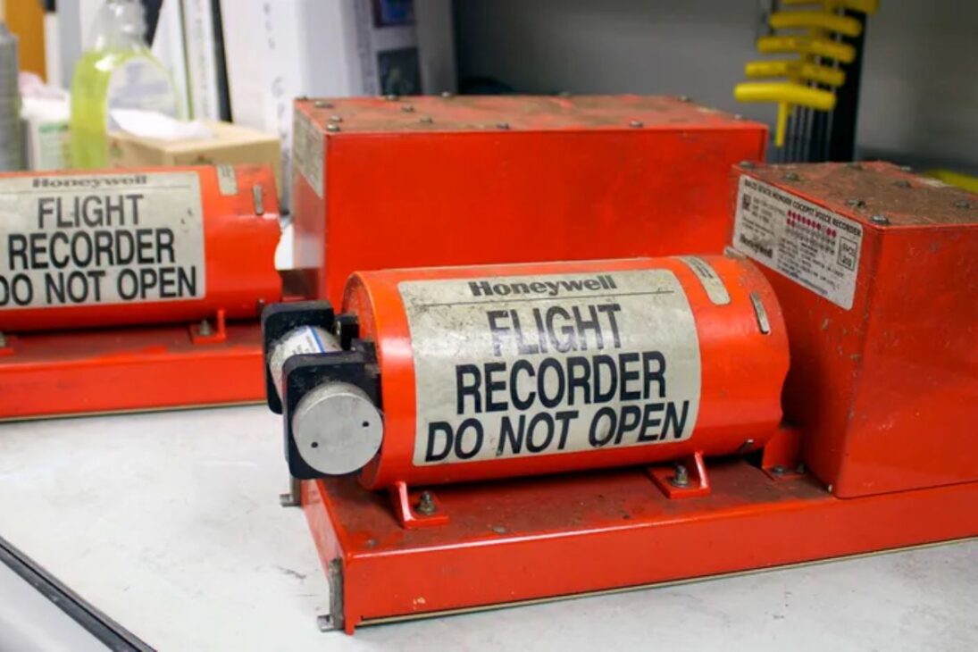 A caixa preta do avião é um dos componentes mais famosos e cruciais da aviação, mas também um dos mais incompreendidos. Contrariando o nome popular, o dispositivo não é preto, mas sim pintado de um laranja fluorescente para facilitar sua localização em destroços de acidentes.