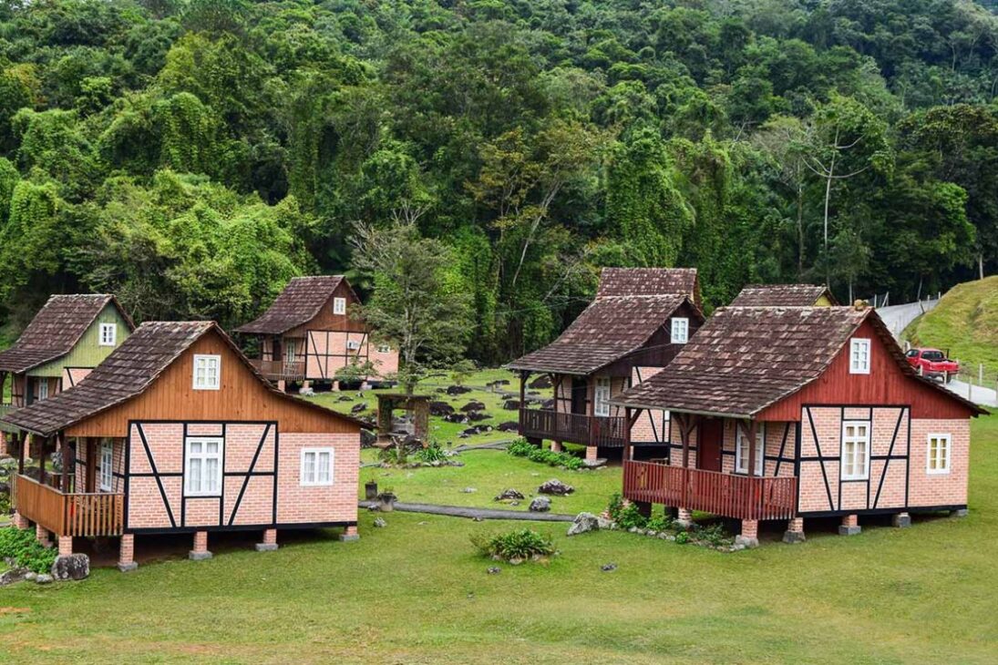 A fama de que "90% da população fala alemão" tem um fundo de verdade, mas a realidade linguística que se ouve nas ruas da cidade é ainda mais rica e fascinante. A língua germânica ouvida nas ruas de Pomerode não é o alemão padrão, mas sim o pomerano, um dialeto do baixo-alemão oriental. Este dialeto é o verdadeiro coração da identidade da cidade.