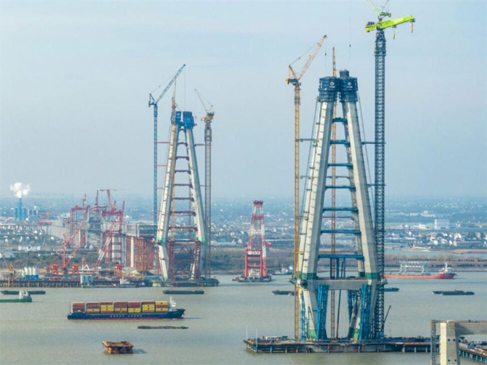 A construção da ponte com um vão recordista de 1.208 metros e investimento de US$ 4 bilhões