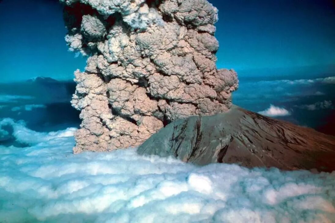 A erupção do Monte St. Helens, um evento iniciado pelo maior deslizamento de terra já registrado, onde o colapso da montanha liberou uma explosão que devastou 600 km² de paisagem 