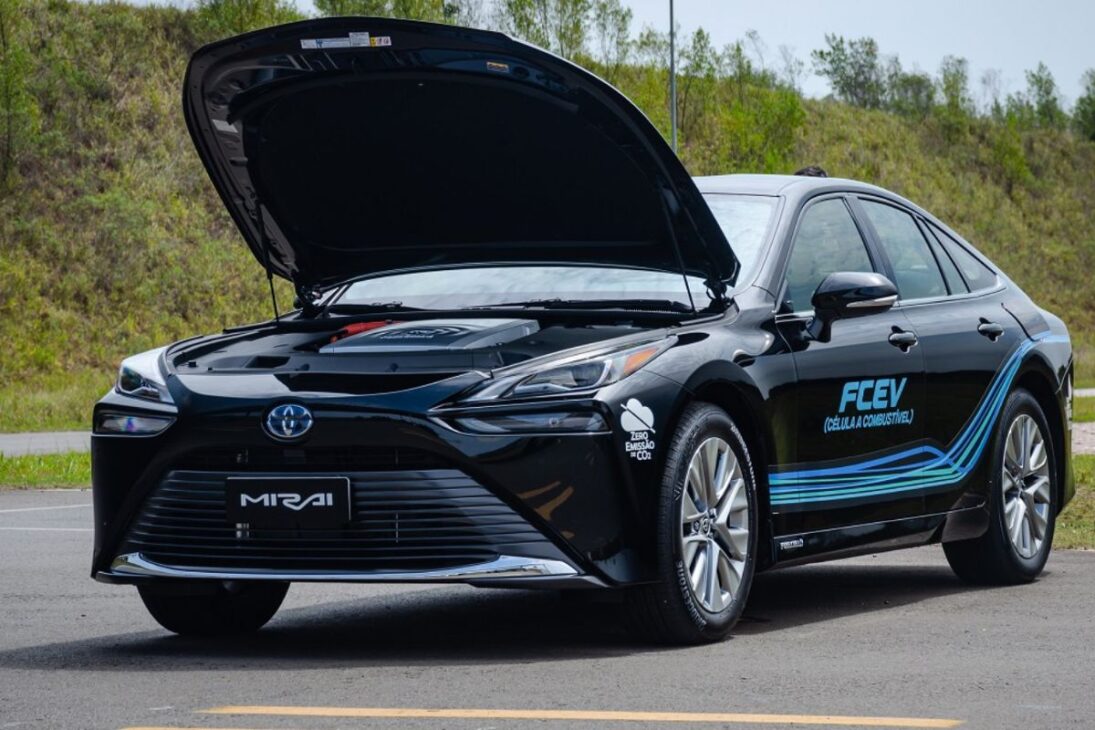 O carro a hidrogênio da Toyota em testes no Brasil, que abastece em 5 minutos, tem 600 km de autonomia e usa o etanol para criar seu próprio combustível