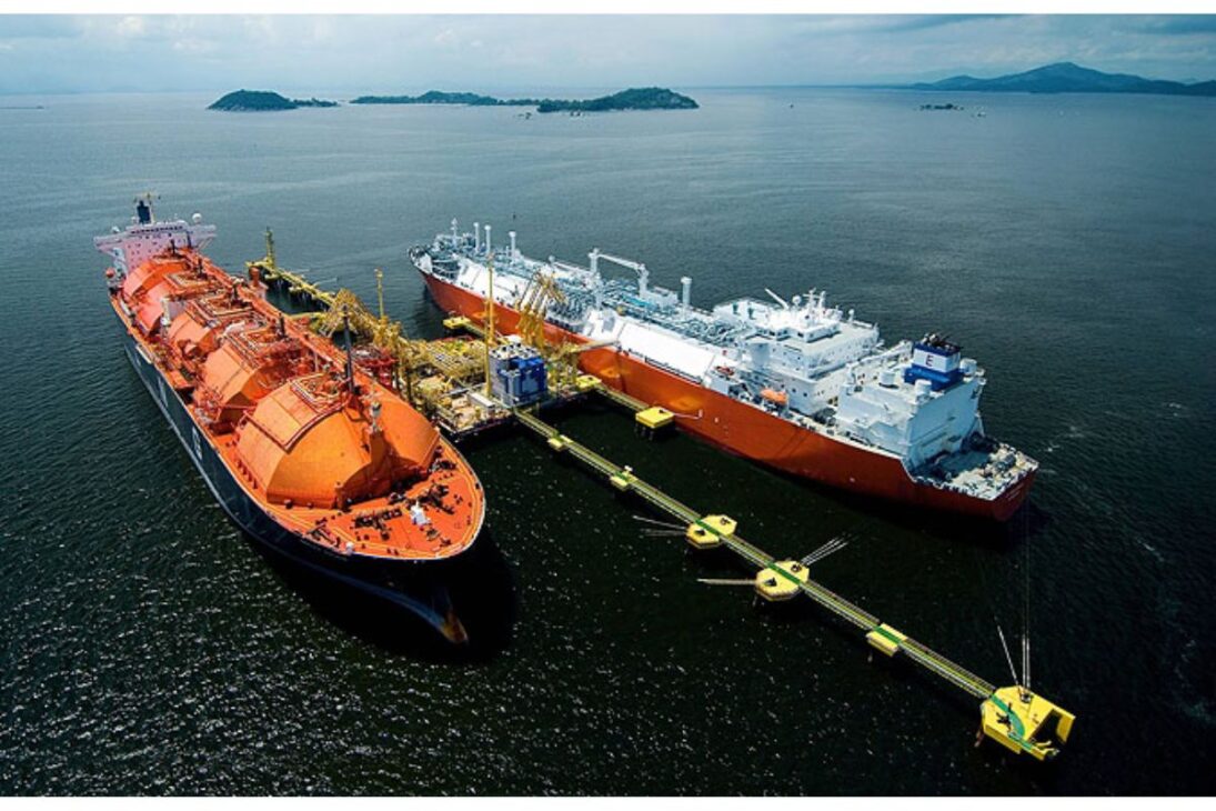 A fila de navios petroleiros na Baía de Guanabara, aguardando para carregar a produção recorde de petróleo do Brasil que superou a capacidade dos portos