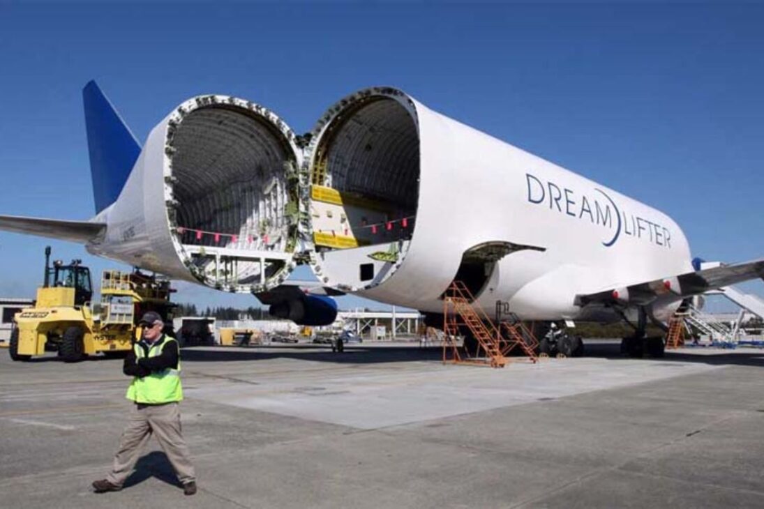A frota de quatro Boeing Dreamlifter modificados com uma 'corcunda' gigante, para transportar as asas do 787 e reduzir a viagem de 30 dias para menos de 24 horas