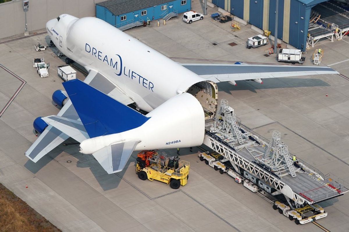 A maior "fábrica voadora" do mundo: o Boeing Dreamlifter, o 747 modificado com uma "corcunda" gigante para transportar as asas e fuselagem de outros aviões