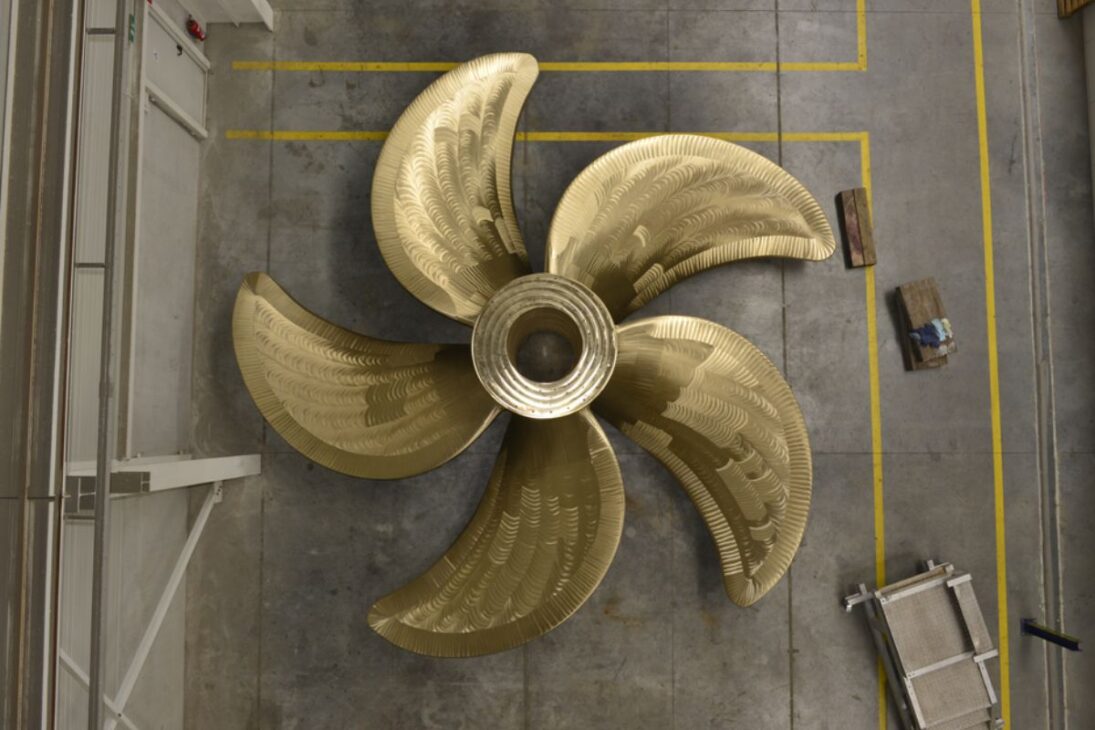 No coração dos maiores navios de contêineres do mundo, que rasgam os oceanos em 2025, existe uma peça de engenharia tão colossal que desafia a imaginação. A hélice do maior navio cargueiro do mundo pode pesar mais de 100 toneladas, ter a altura de um prédio de dois andares e custar até 4 milhões de dólares. Feita de uma liga especial de bronze, cobre e níquel, ela é o motor silencioso da economia global.