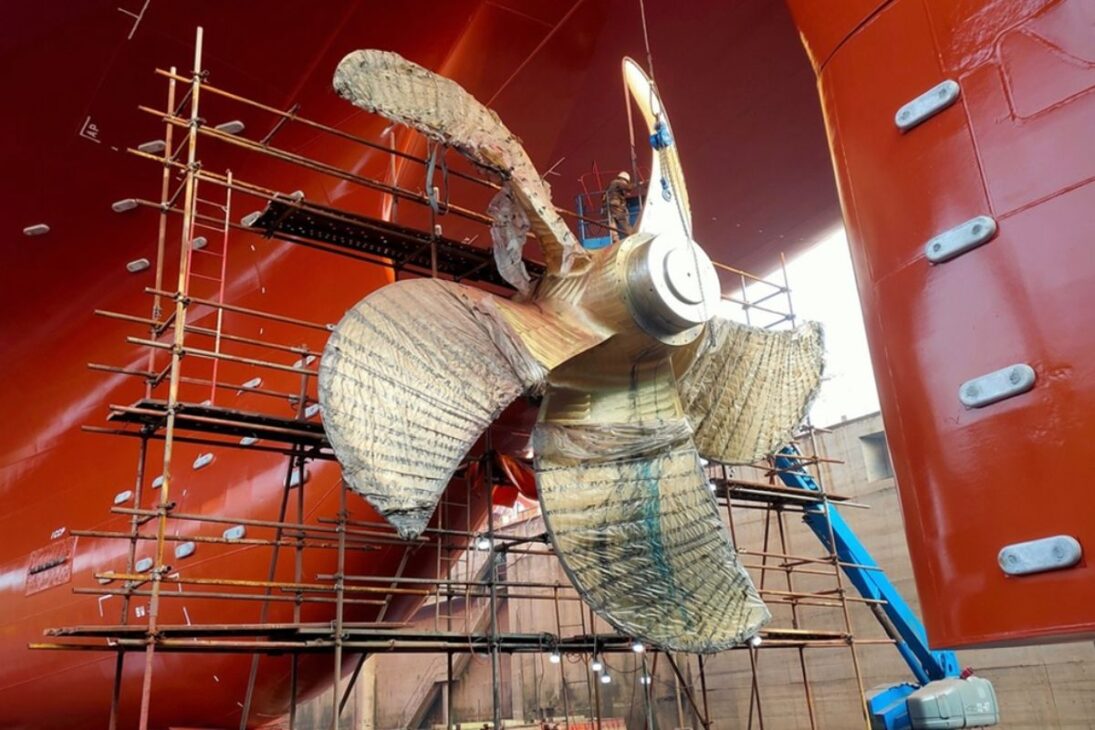 No coração dos maiores navios de contêineres do mundo, que rasgam os oceanos em 2025, existe uma peça de engenharia tão colossal que desafia a imaginação. A hélice do maior navio cargueiro do mundo pode pesar mais de 100 toneladas, ter a altura de um prédio de dois andares e custar até 4 milhões de dólares. Feita de uma liga especial de bronze, cobre e níquel, ela é o motor silencioso da economia global.