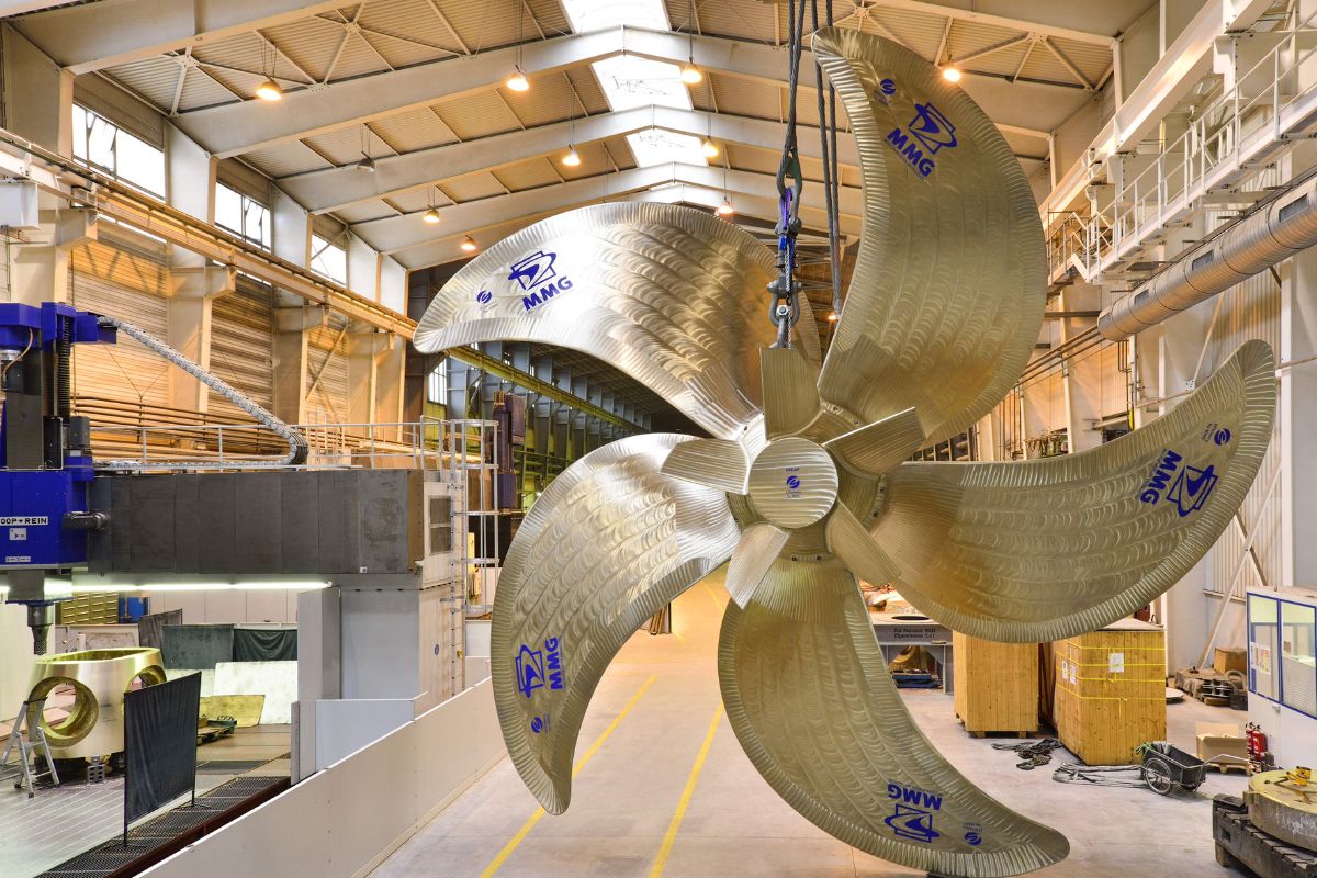 O Hélice do Maior Navio Cargueiro do Mundo: Com 100 Toneladas, Altura de um Prédio e Custo de US$ 4 Milhões, a Peça é um Gigante de Bronze e Níquel