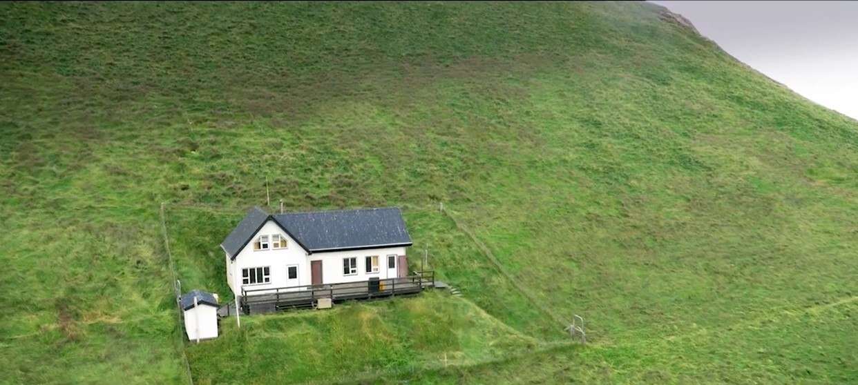 A ilha com a casa mais solitária do mundo gera mistério e teorias