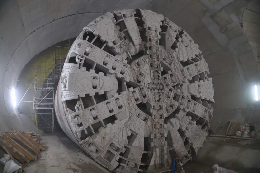 Sob as ruas movimentadas de São Paulo, uma obra de engenharia monumental abriu caminho para o futuro da mobilidade na cidade. O principal instrumento dessa transformação foi uma máquina gigantesca, popularmente conhecida como "tatuzão". A peça mais importante dessa máquina é sua frente, a lâmina de um 'tatuzão', um disco giratório gigante projetado para triturar terra e rocha com uma força impressionante.