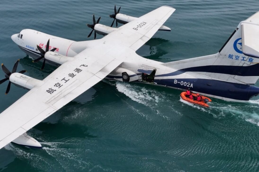 A maior aeronave anfíbia do mundo, o AG600 da China, com 38,8 metros de envergadura e quatro motores, que foi projetada para pousar no mar e coletar 12 toneladas de água em 20 segundos