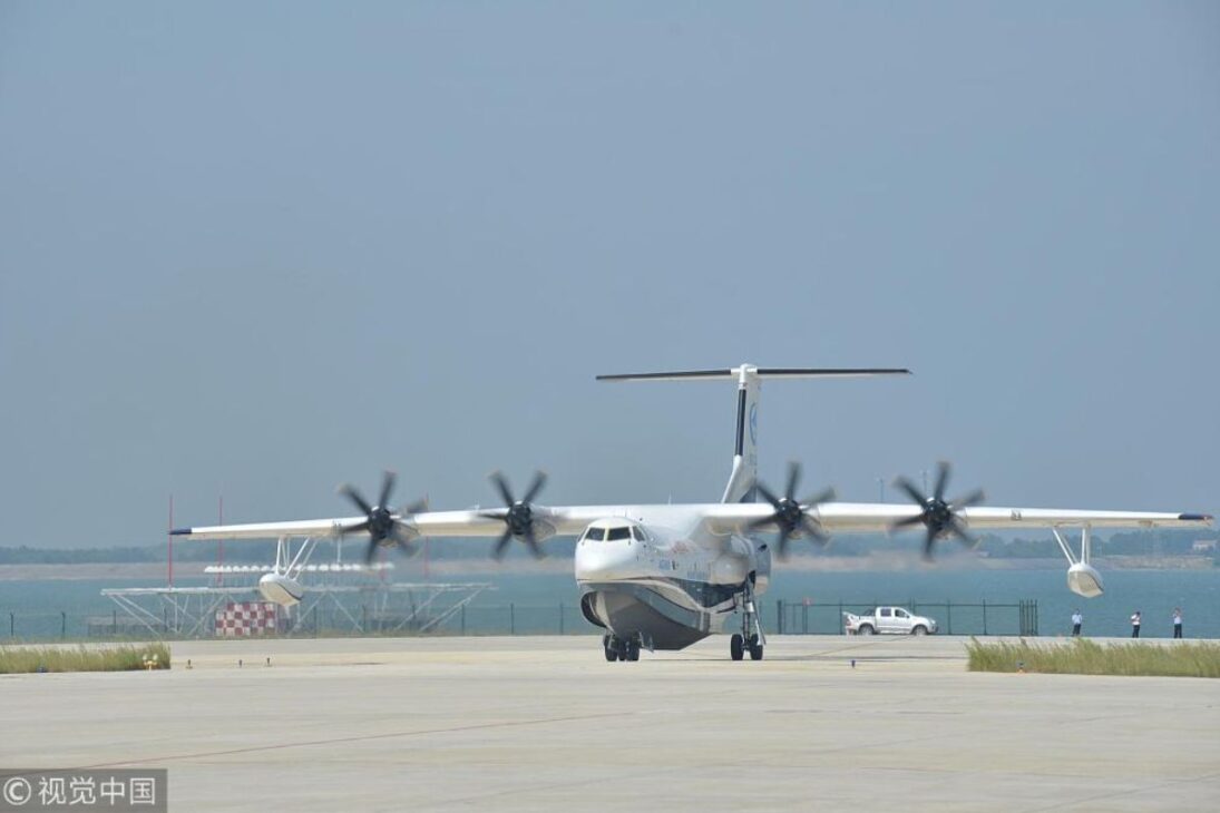 A maior aeronave anfíbia do mundo, o AG600 da China, com 38,8 metros de envergadura e quatro motores, que foi projetada para pousar no mar e coletar 12 toneladas de água em 20 segundos