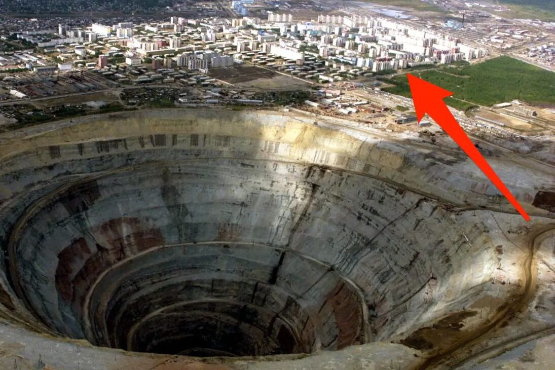 A mina de diamantes Mirny na Sibéria, uma cratera com 1,2 km de diâmetro e 525 metros de profundidade