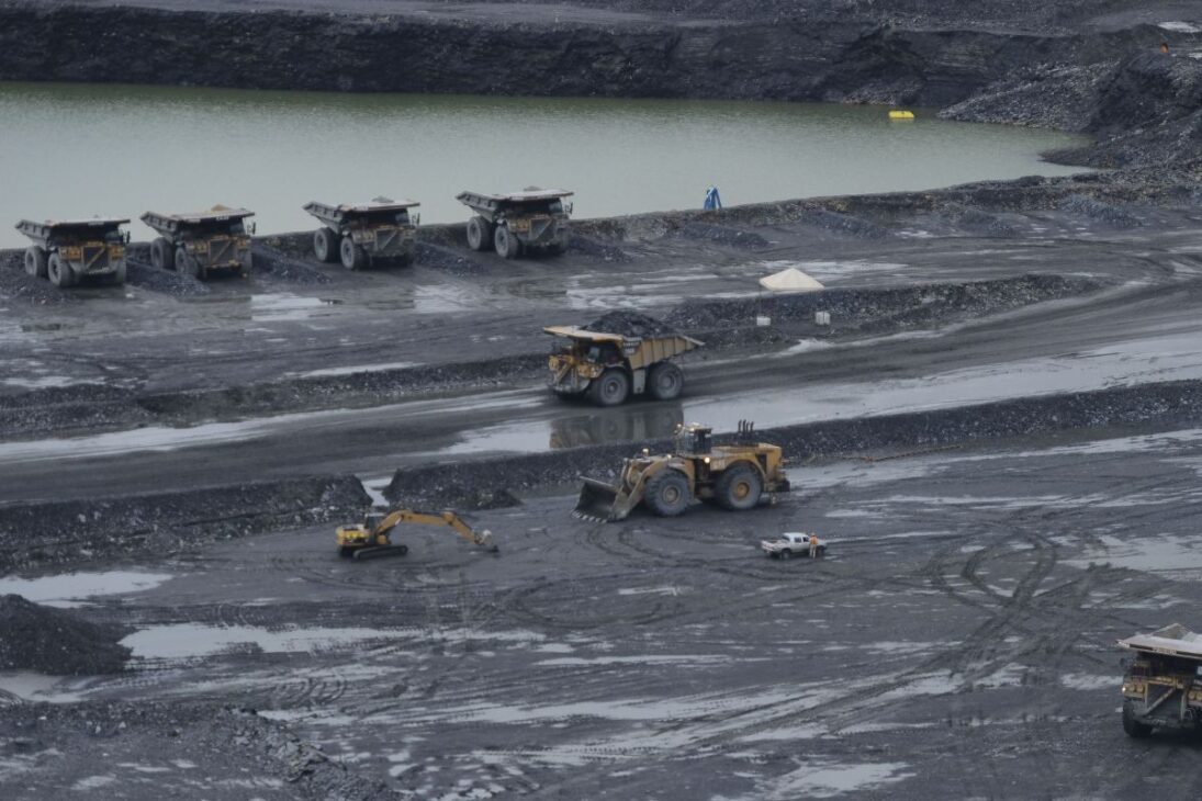 No noroeste de Minas Gerais, a mina Morro do Ouro, em Paracatu, representa um dos maiores e mais complexos empreendimentos de mineração do mundo. Operada pela canadense Kinross Gold, esta é a maior mina de ouro do Brasil a céu aberto e uma das maiores das Américas. Sua escala é tão monumental que a cava e as estruturas de rejeitos são visíveis do espaço, um testemunho de sua imensa pegada física.