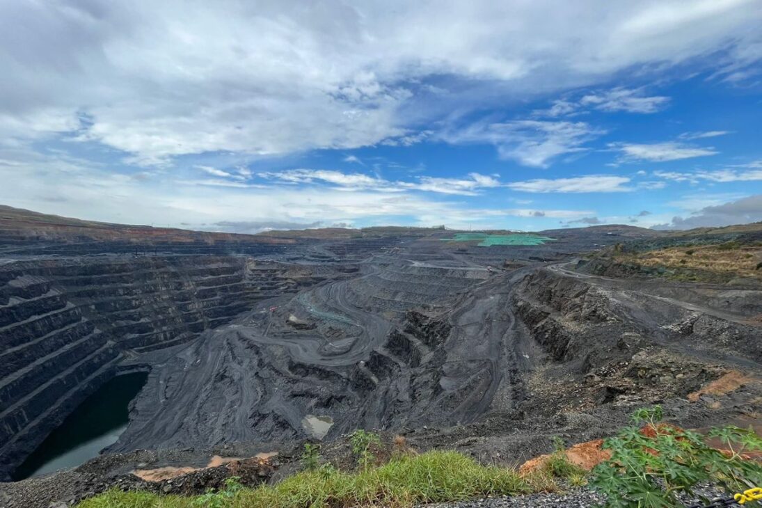 No noroeste de Minas Gerais, a mina Morro do Ouro, em Paracatu, representa um dos maiores e mais complexos empreendimentos de mineração do mundo. Operada pela canadense Kinross Gold, esta é a maior mina de ouro do Brasil a céu aberto e uma das maiores das Américas. Sua escala é tão monumental que a cava e as estruturas de rejeitos são visíveis do espaço, um testemunho de sua imensa pegada física.