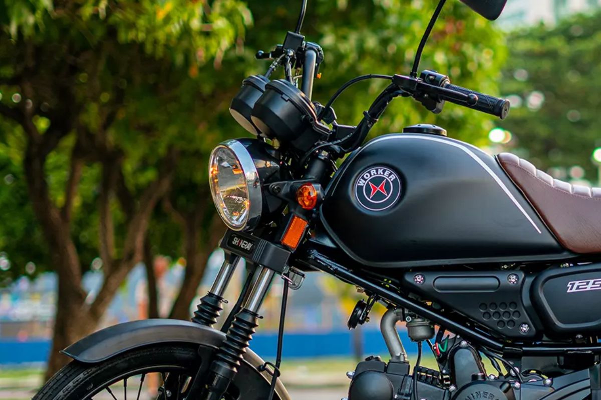A Shineray Worker 125 chega ao mercado com a promessa de ser uma moto de trabalho ultra econômica. Seu principal apelo é o baixo custo de aquisição, R$ 8.490, e a promessa de alta economia de combustível. Ela visa atender a profissionais que usam a moto como ferramenta de trabalho e quem busca um transporte barato.
