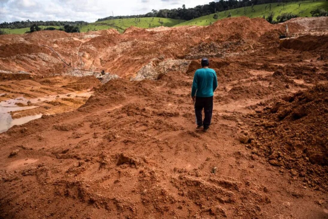 A imagem de Serra Pelada, o maior garimpo a céu aberto da história, ainda assombra a memória do Brasil. Nos anos 80, dezenas de milhares de homens cavaram uma cratera colossal no Pará em busca do sonho da riqueza. Hoje, a Amazônia vive uma nova febre do ouro, levantando a questão: estaria a região testemunhando o surgimento de uma nova Serra Pelada?