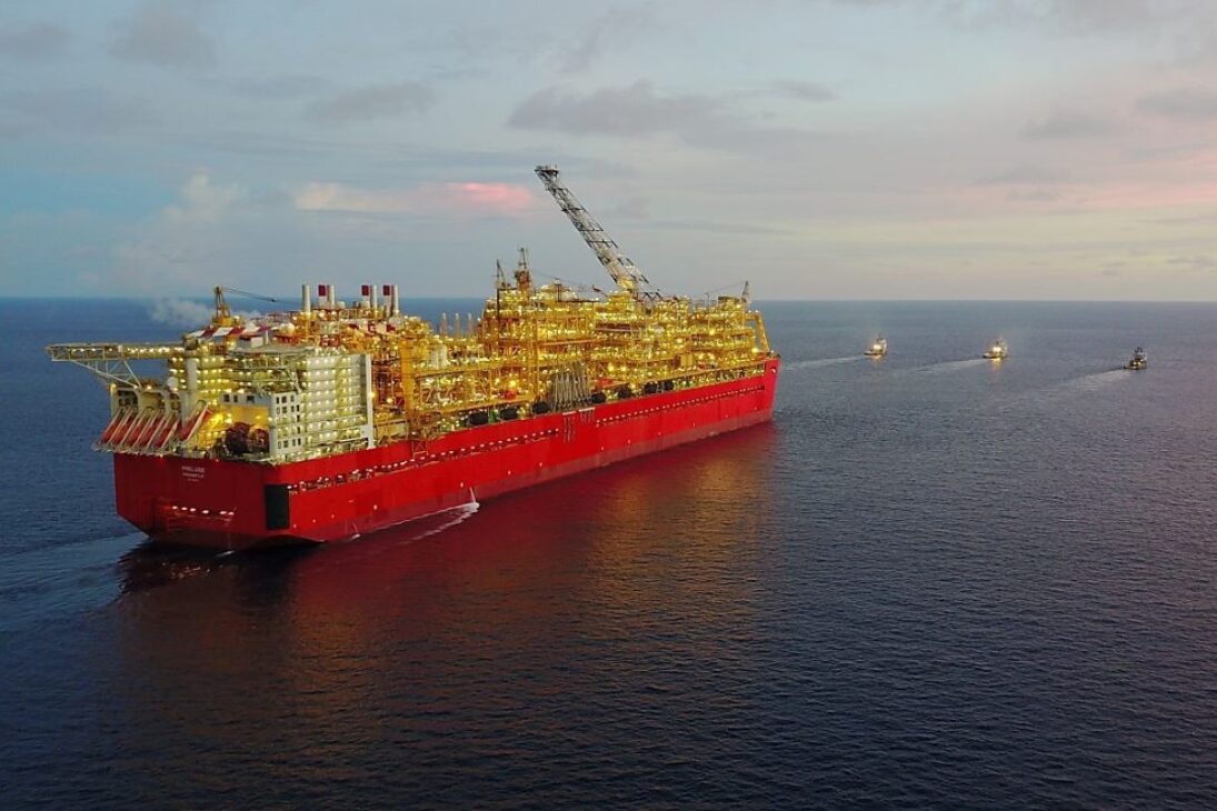O exemplo mais emblemático e ambicioso desta tecnologia é a plataforma FLNG Prelude, da Shell. Ancorada na costa da Austrália, ela é a maior estrutura flutuante já construída pelo homem, com 488 metros de comprimento e um deslocamento de 600.000 toneladas.
