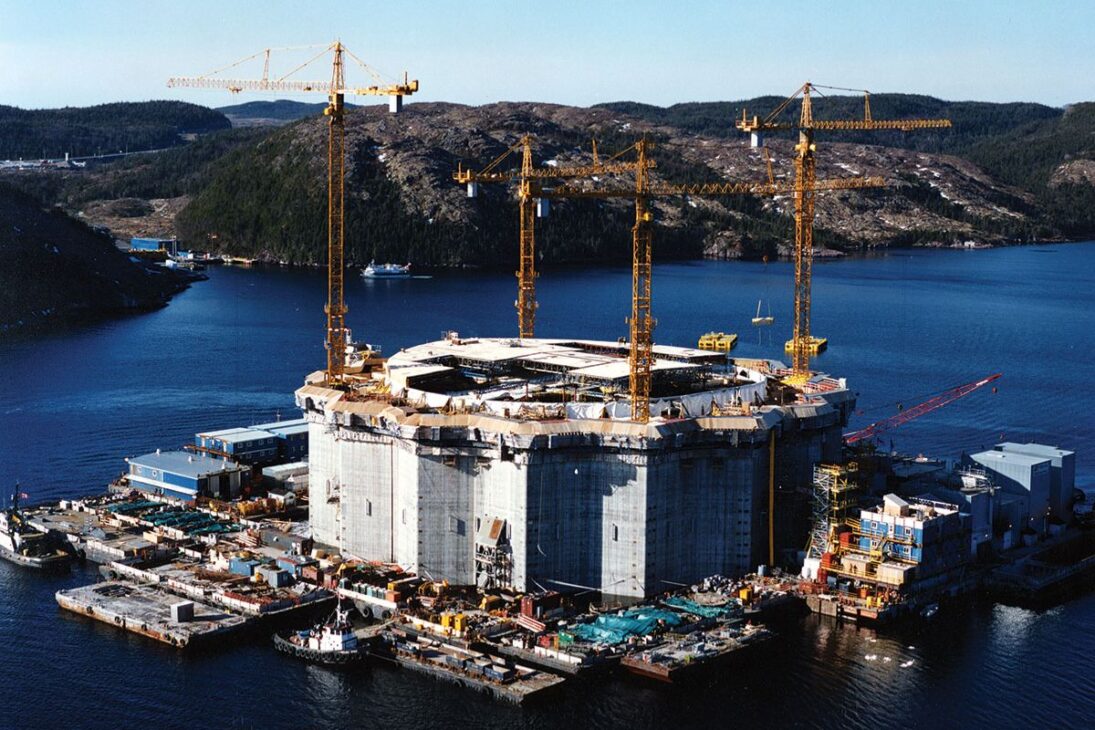 A solução para o desafio dos icebergs foi a construção de uma Estrutura de Base por Gravidade (GBS), uma fortaleza de concreto que se assenta no fundo do mar por seu próprio peso. A característica mais inovadora desta GBS é sua muralha de gelo externa. Em vez de uma parede lisa, a estrutura é cercada por 16 "dentes" de concreto maciço, com 1,4 metro de espessura.