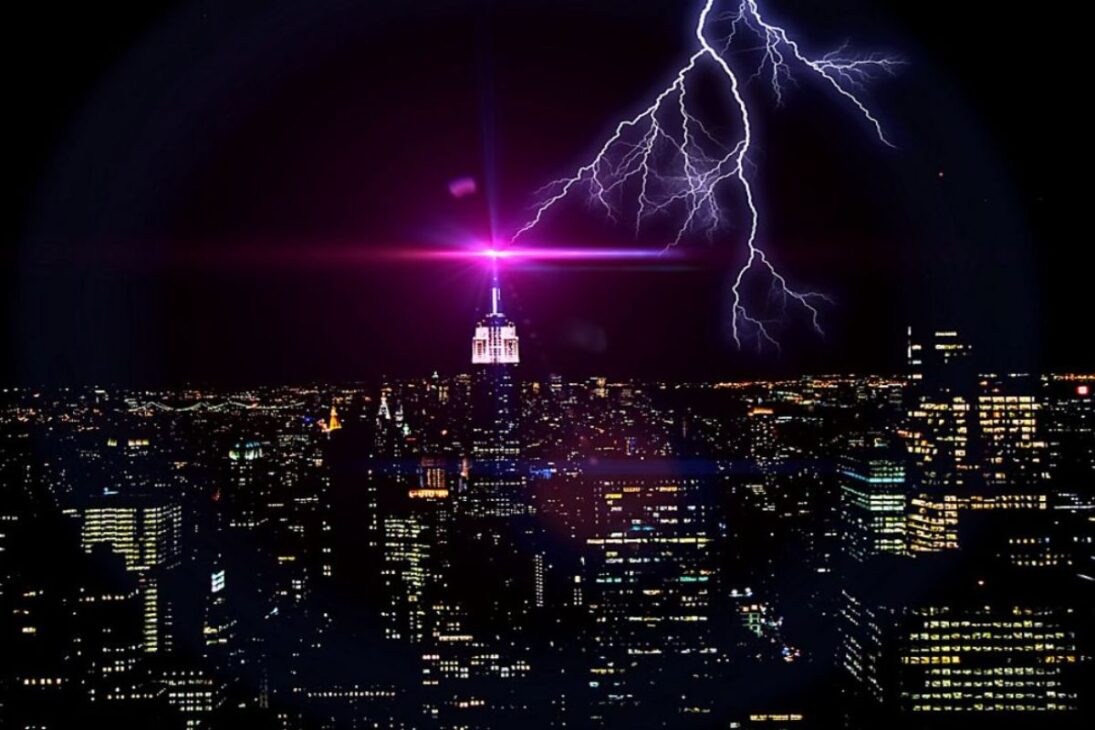 A imagem de um raio atingindo a ponta de um prédio é impressionante. Essa descarga elétrica pode superar os 300 milhões de volts, uma energia colossal que precisa ser controlada. Para isso, existe uma das invenções mais importantes da engenharia: o para-raios no topo de um arranha-céu.