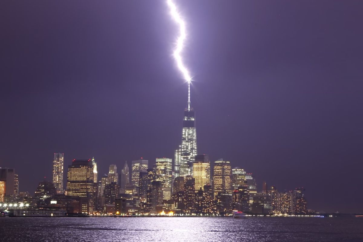 Como funciona o para-raios no topo de um arranha-céu: a jornada de 300 milhões de volts