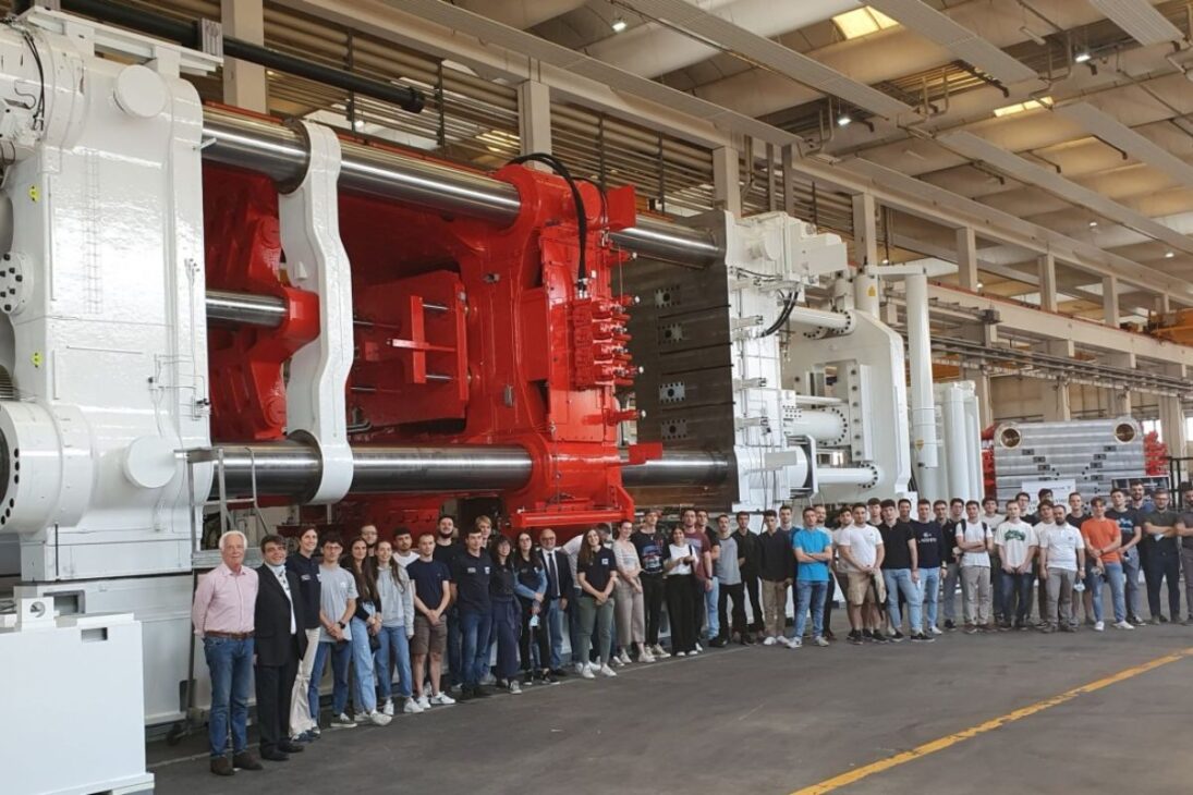 Texas, EUA: a Gigafactory do Texas foi a que levou o conceito ao extremo. Em janeiro de 2023, começou a montar a primeira prensa de giga-toneladas de 9.000 toneladas para produzir o chassi do Cybertruck.