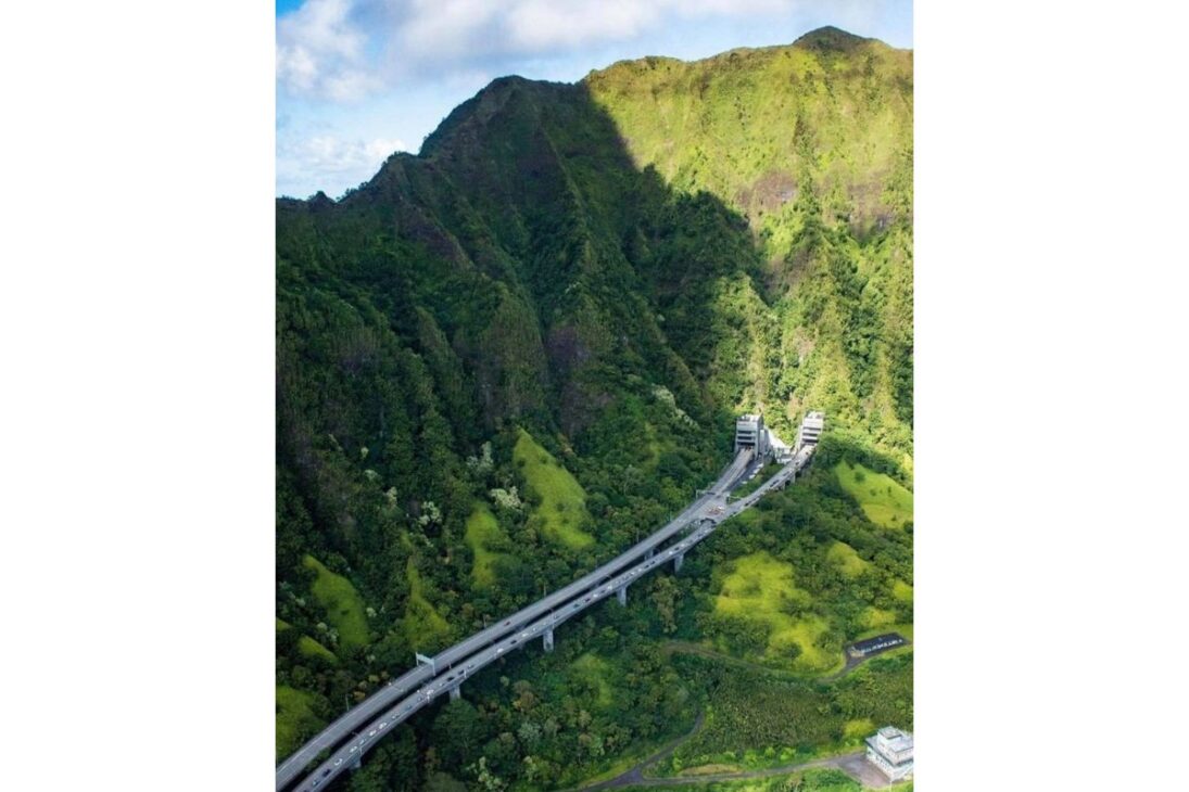 A estrada para o nada: A rodovia interestadual H-3 no Havaí, uma das mais caras do mundo, corta uma montanha e termina perto de uma base militar