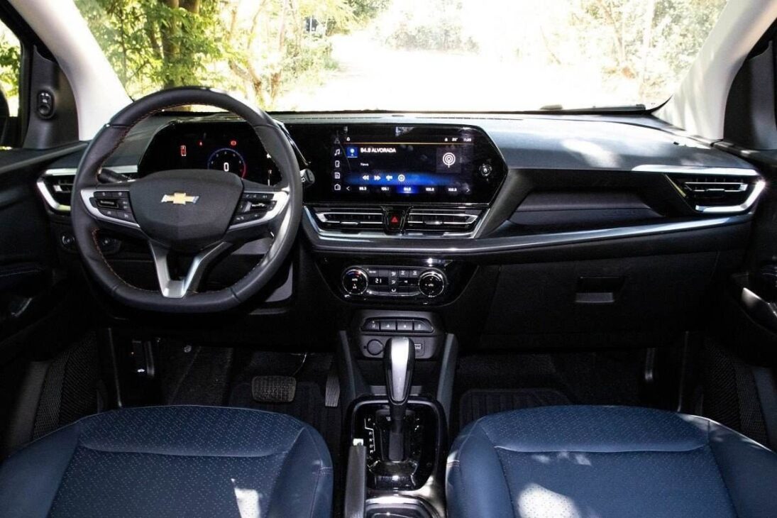 A Versão 2025 deste Carro Popular tem 6 Airbags e Faz 16 km/l, mas seu Acabamento Interno Continua Sendo de Plástico Rígido.

OBS Exata: Modelo: Chevrolet Onix Premier 1.0 Turbo | Ano/Modelo: 2025 | Motor: 1.0 Turbo Flex de 116 cv | Consumo (Gasolina): 16,5 km/l (estrada) | Preço (Junho/2025): A partir de R$ 119.000 | Detalhe: Continua referência em segurança no segmento, mas o interior simples é um ponto de crítica.