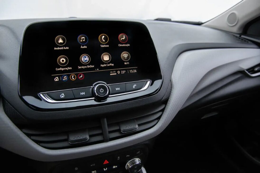 A Versão 2025 deste Carro Popular tem 6 Airbags e Faz 16 km/l, mas seu Acabamento Interno Continua Sendo de Plástico Rígido.

OBS Exata: Modelo: Chevrolet Onix Premier 1.0 Turbo | Ano/Modelo: 2025 | Motor: 1.0 Turbo Flex de 116 cv | Consumo (Gasolina): 16,5 km/l (estrada) | Preço (Junho/2025): A partir de R$ 119.000 | Detalhe: Continua referência em segurança no segmento, mas o interior simples é um ponto de crítica.