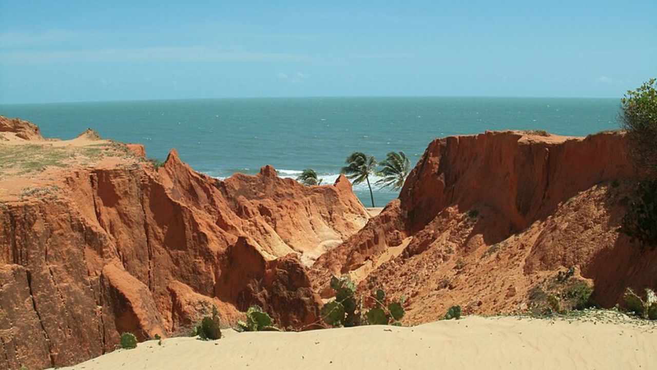 A vila do Ceará que virou a "Grécia brasileira" com suas falésias brancas, beach clubs sofisticados e hotéis boutique