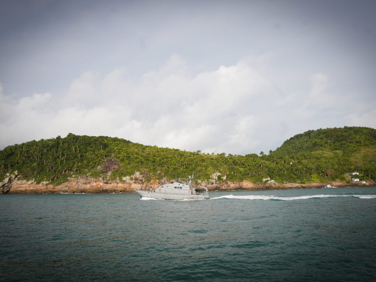 A Autoridade Portuária de Santos (APS) e a Marinha do Brasil firmam acordo para instalar o sistema VTMIS na Ilha da Moela, elevando a segurança e eficiência do Porto de Santos.