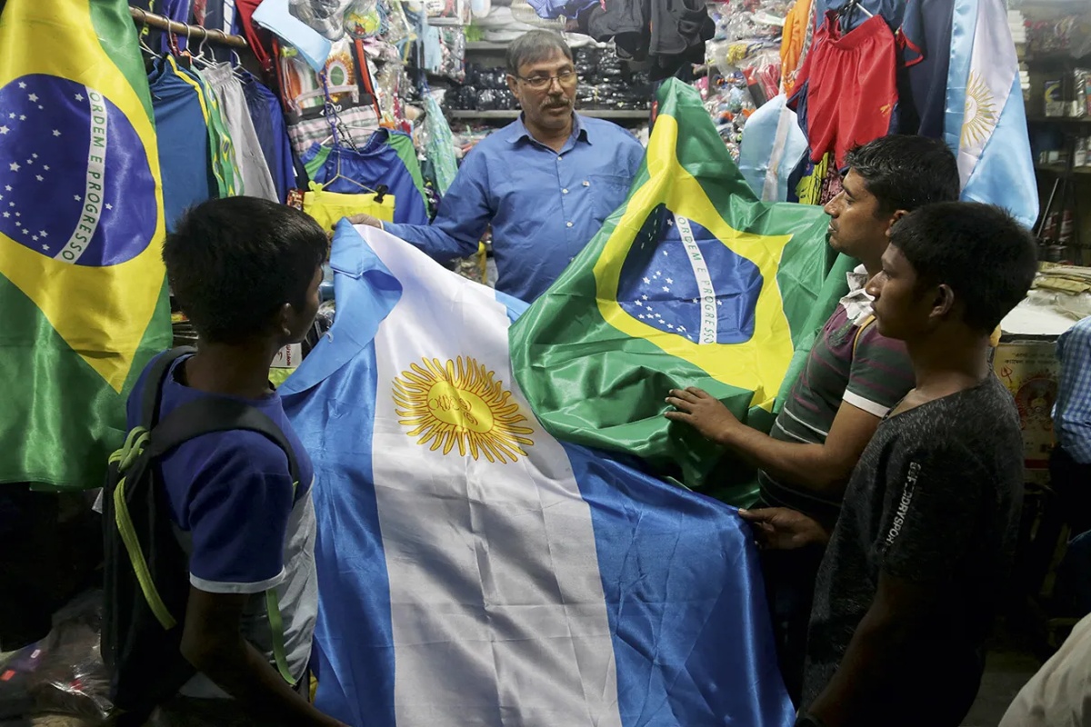 Comerciantes exibem bandeiras do Brasil e Argentina em loja popular