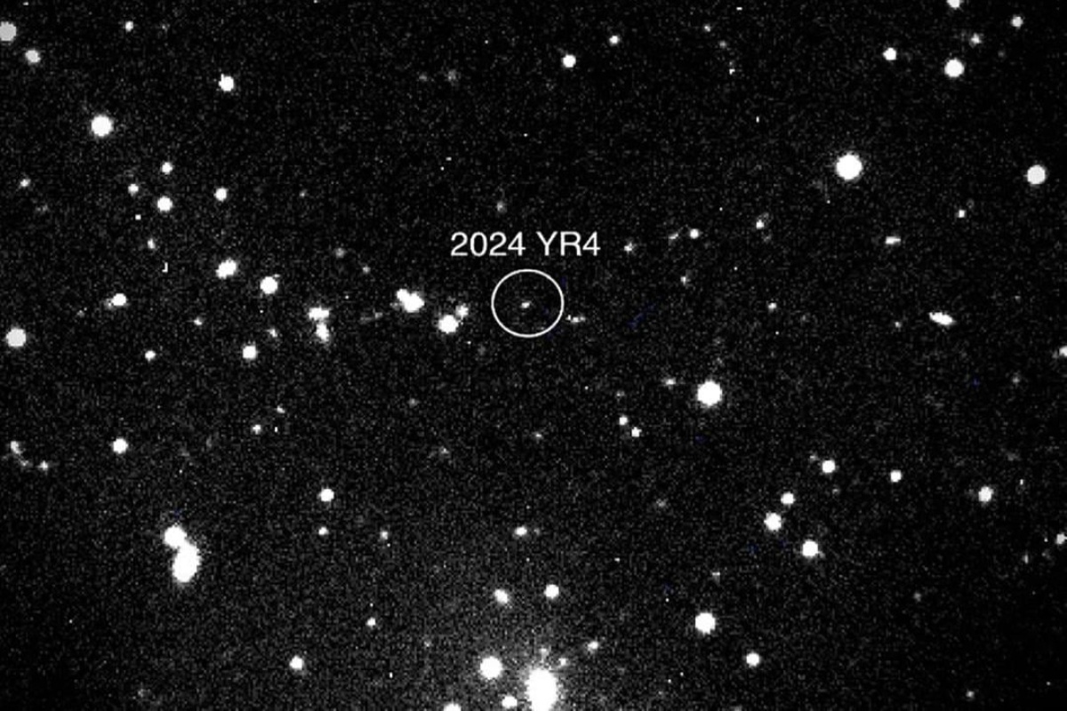 Asteroide 2024 YR4 identificado em imagem astronômica com céu estrelado