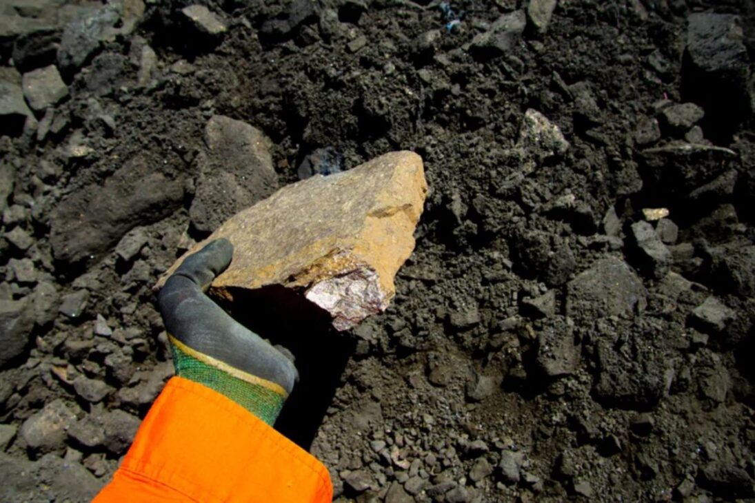 Brasil anuncia descoberta de cobalto na Bahia, o metal essencial para carros elétricos, e entra na disputa global por baterias