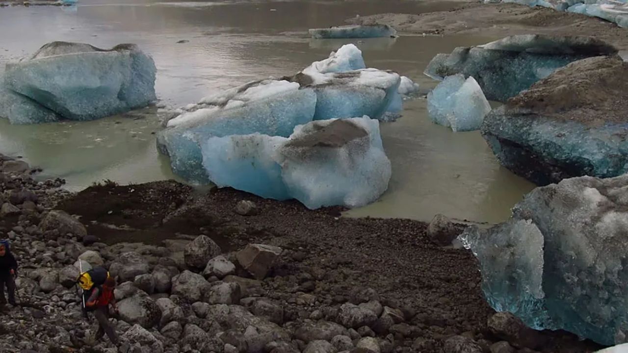O lago Cachet II, na Patagônia, desaparece repentinamente por causa do aquecimento global. Entenda o fenômeno e os impactos ambientais na região.