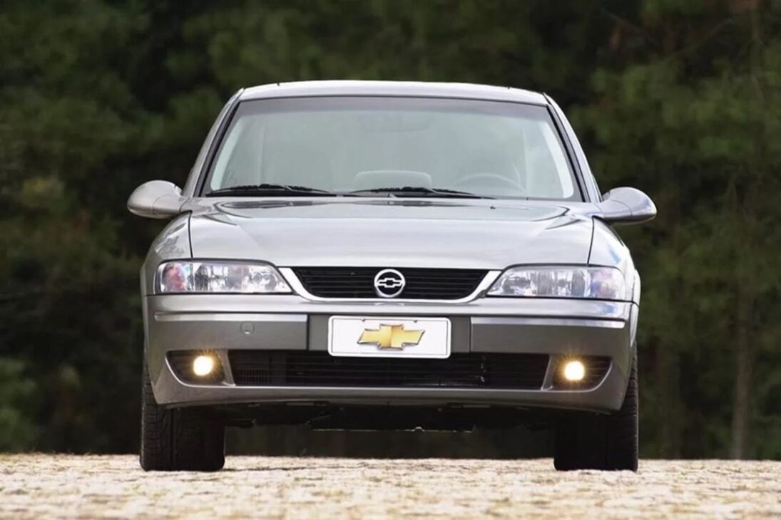 O Chevrolet Vectra foi, por mais de uma década, um verdadeiro símbolo de status e sofisticação no mercado brasileiro. Suas duas primeiras gerações estabeleceram um padrão de design, tecnologia e prazer ao dirigir que o tornaram o carro que muitos aspiravam ter. Era a representação máxima do luxo acessível da gravata dourada.