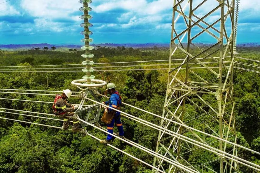 Quem realmente controla a luz que chega à sua casa? Essa pergunta se tornou central no debate sobre a infraestrutura brasileira com a ascensão da State Grid Corporation of China (SGCC). Em pouco mais de uma década, esta gigante estatal chinesa executou uma expansão meticulosa e agressiva, tornando-se uma força dominante no setor de energia elétrica do Brasil, um movimento com profundas implicações econômicas e geopolíticas.