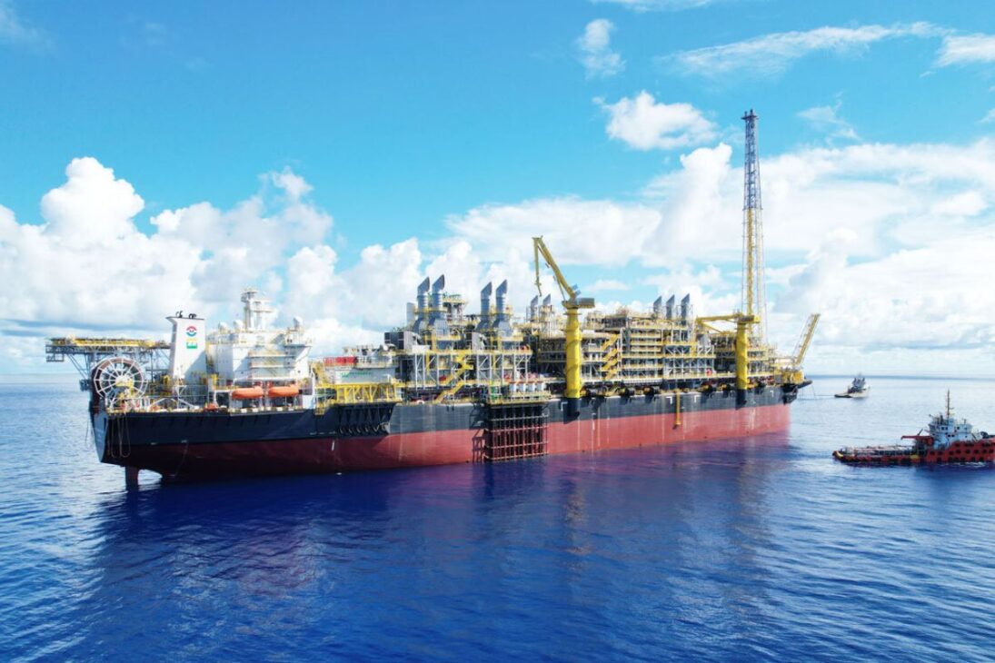 A resposta da Petrobras foi o ambicioso Projeto de Revitalização de Marlim e Voador, com um investimento que se aproxima de R$ 18 bilhões. A essência do projeto é a eficiência: substituir nove plataformas antigas por apenas duas unidades de produção (FPSOs) novas e de alta tecnologia.