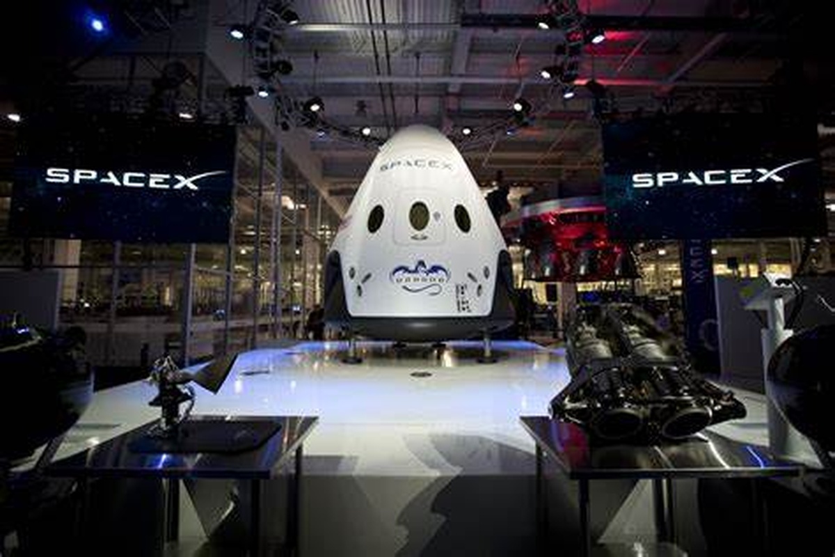 Cápsula espacial da SpaceX em exposição com iluminação especial