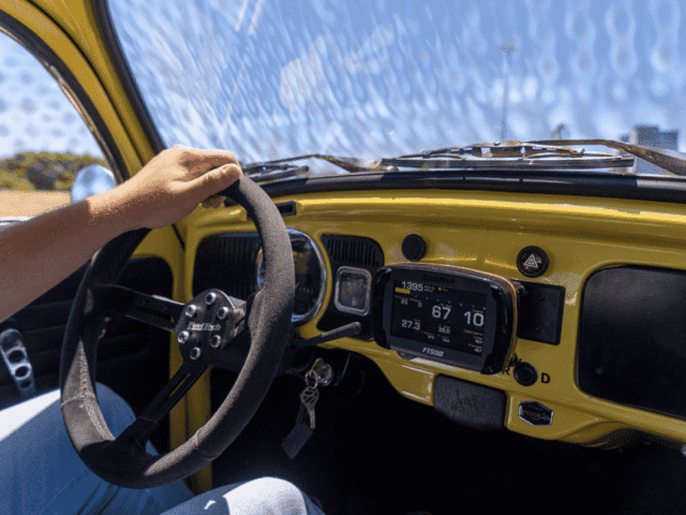 Ele converteu um fusca antigo em elétrico e roda 150 km gastando menos de R$ 10 por recarga