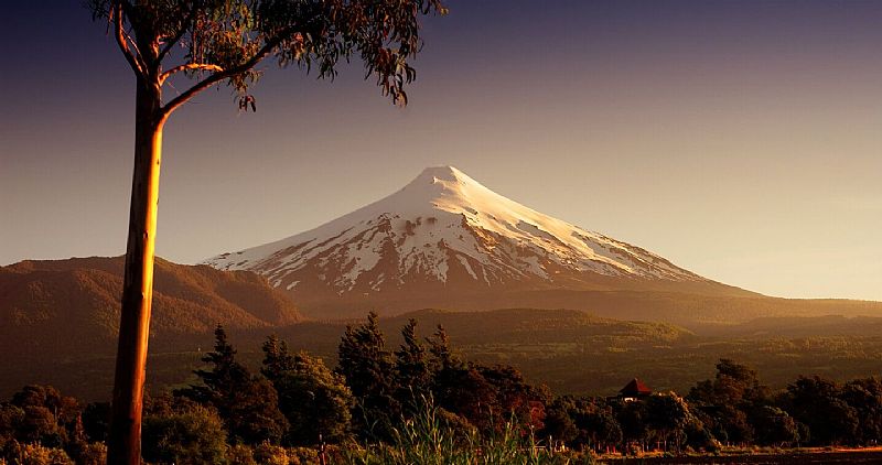 Eles se destacam entre os países com mais vulcões no mundo, com um legado de mais de 120 gigantes moldando suas terras e histórias.