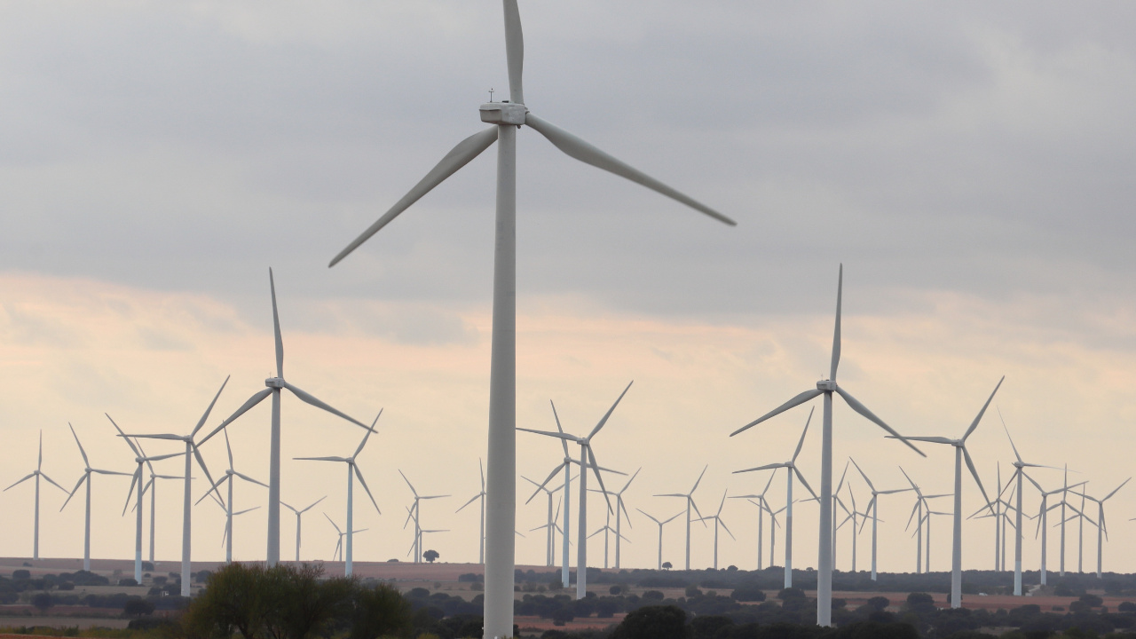 Brasil vive retração no setor de energia renovável; projetos são cancelados por falta de infraestrutura e baixa atratividade. Enel, Shell e Auren abandonam investimentos bilionários.