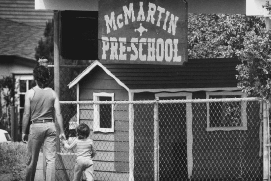 Tanto o pânico antigo quanto o novo se baseiam em "provas" que não resistem a uma análise séria. No Pânico Satânico, a principal "evidência" eram as "memórias recuperadas" através de terapia, uma prática hoje totalmente desacreditada pela psicologia. Os testemunhos das crianças no caso McMartin também foram obtidos com técnicas que as induziam a mentir.