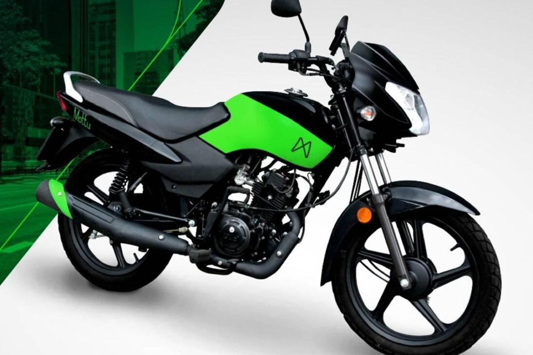 Embora seja a moto que roda mais de 65 km/l é um fenômeno na Índia, a TVS Sport 110 também chegou ao Brasil, mas com um nome e um modelo de negócio diferente. Através de uma parceria com a startup Mottu, a moto foi rebatizada como Mottu Sport 110i e se tornou um sucesso, especialmente entre os entregadores.