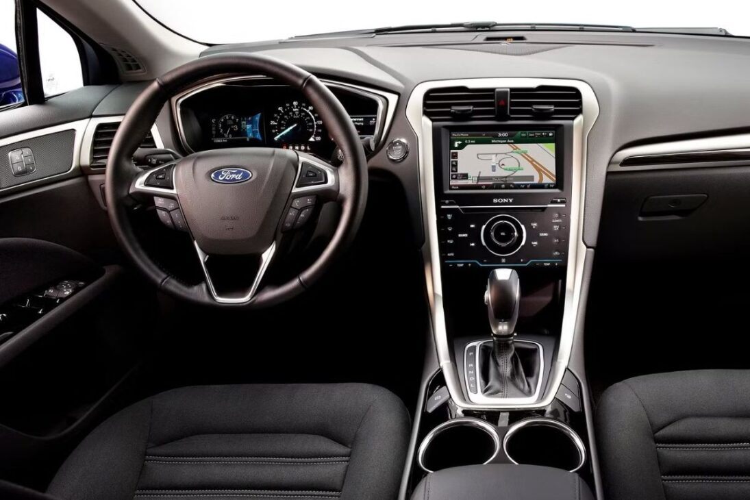 No mercado de carros usados, poucos modelos oferecem tanto quanto este Ford de 2015. O Fusion Hybrid surge como uma tentação: um sedã de luxo, espaçoso e econômico pelo preço de um compacto zero quilômetro. Sua proposta de valor é inegável, com um pacote de conforto e tecnologia que o torna uma opção muito atraente.