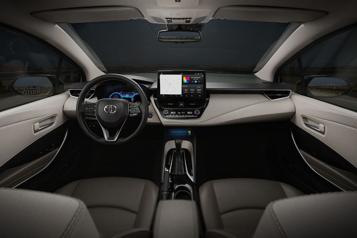 Este carro híbrido japonês, o Toyota Corolla Hybrid, faz até 22,5 km/l na cidade e desafia os elétricos em economia total