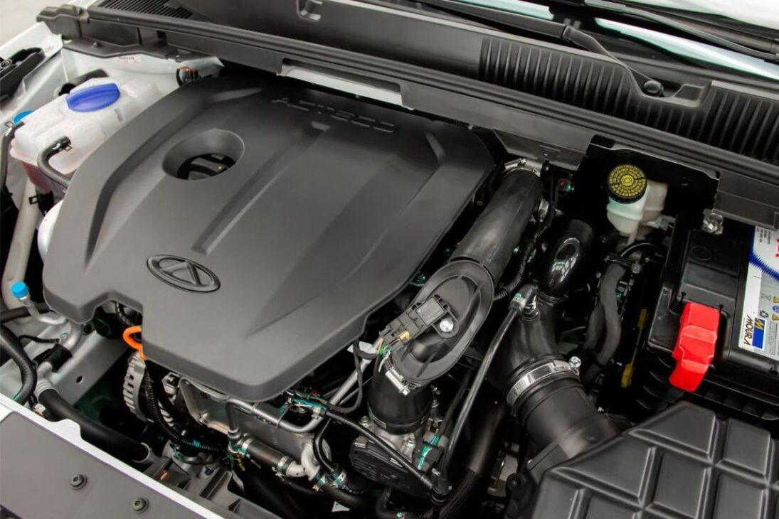 Sob o capô, as diferenças são claras. O Arrizo 6 Pro usa um motor 1.5 Turbo Flex de 150 cv e 21,4 kgf.m de torque, acoplado a um câmbio CVT que simula 9 marchas.