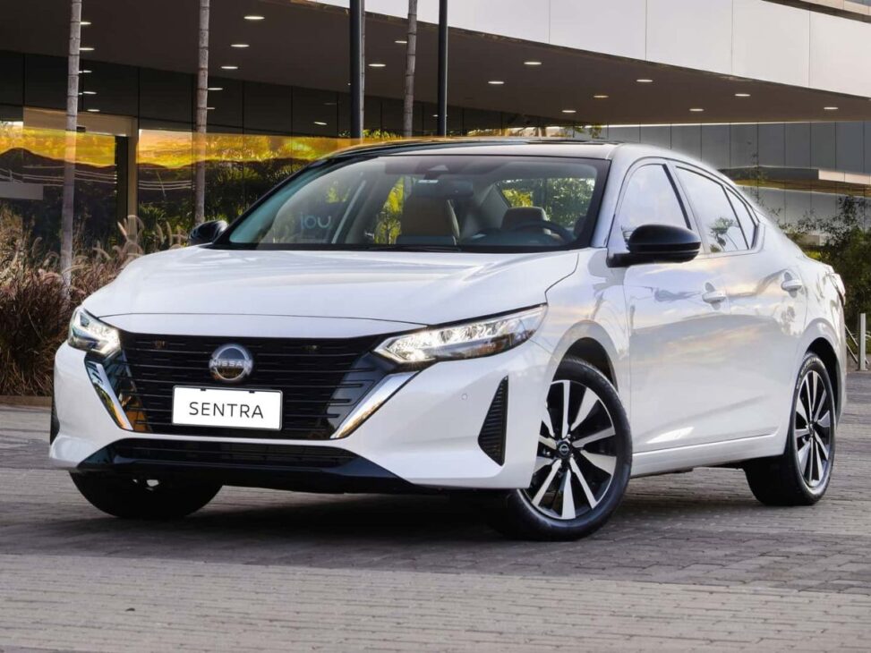 Este sedan japonês tem bancos gravidade zero, mas o modelo 2025 mantém o motor 2.0 aspirado e câmbio CVT, com fama de carro de tio